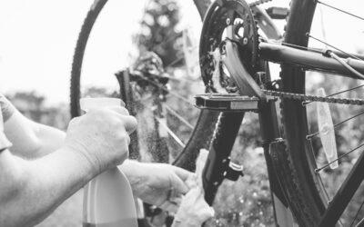 Une personne qui nettoie son vélo