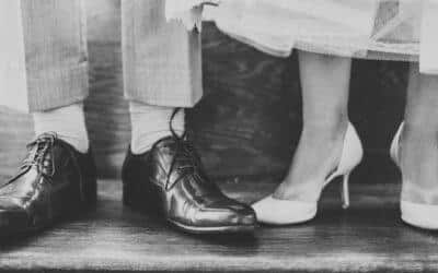 Un homme en souliers de ville et femmes en chaussures à talon blanches