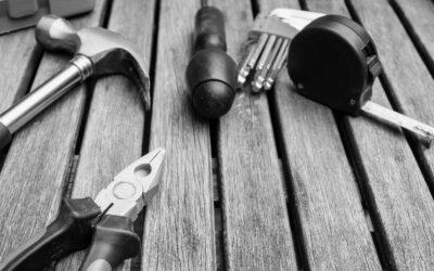 Des outils sur une table