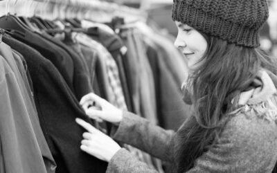 Une femme qui regarde des vêtements dans les rayons