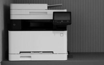 Une imprimante blanche est posé sur un comptoir