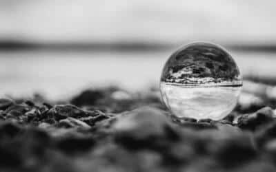 Une sphère transparente sur une plage