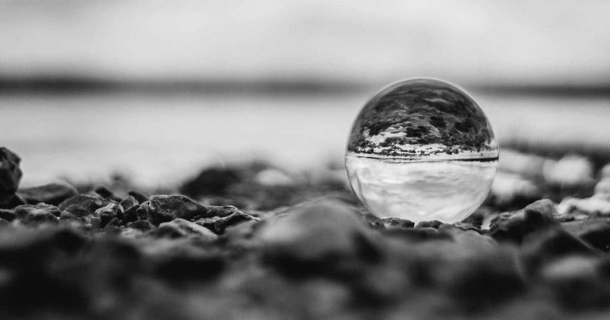 Une sphère transparente sur une plage