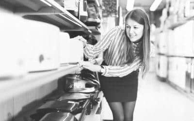 Une femme dans un rayon de petit électroménager