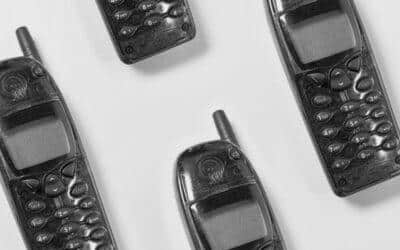 Plusieurs 4 vieux téléphones apparaissent en gros plan