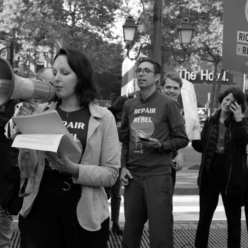 Crisitina Ganapini manifestant pour la durabilité des produits.