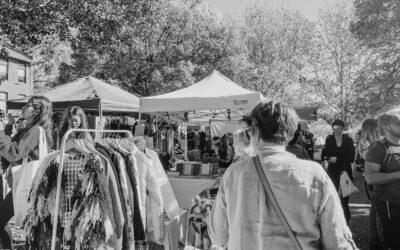 Une personne déambulant dans un vide-grenier