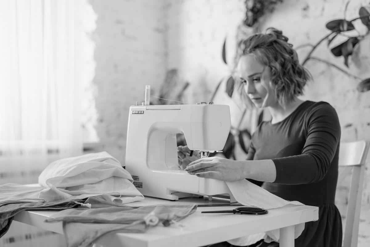 Une femme en train de coudre avec une machine à coudre