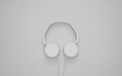 Casque audio sur fond rose